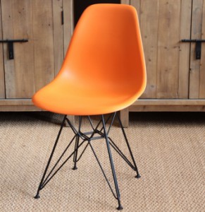 silla-vintage-de-patas-metalicas-y-asiento-moldeado-modelo-eames-copia