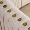 107903 Sillón de diseño LUXE 91 tejido beige y tachuelas - Imagen 4