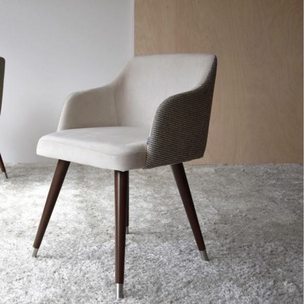 34IH005C Silla con reposabrazos diseño Art Decó tapizado beige y gris y patas madera y metal