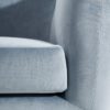 151062 Sillón o butaca de diseño nórdico terciopelo azul claro y patas de madera - Imagen 4