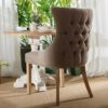 151059 Silla de diseño clásico lino taupe con capitoné y tachuelas plateadas patas madera - Imagen 4