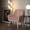 152429 Sillón de diseño nórdico patas madera natural y tela rosa claro botones respaldo - Imagen 3