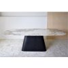 Mesa de comedor de diseño moderno madera de fresno negro mate y piedra sintetizada blanco y gris 2