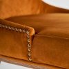 Silla de diseño vintage madera de abedul y tapizado color ocre con tachuelas4