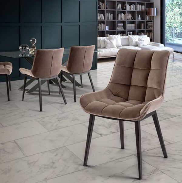359849 Silla DEVANY de diseño metal negro y tapizada terciopelo color piedra