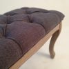 Banco o pie de cama de diseño clásico provenzal madera acabado natural tapizado capitoné color berenjena4