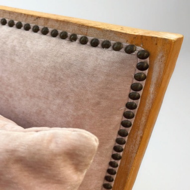 Butaca diseño clásico NOA madera de roble y terciopelo rosa palo con tachuelas