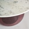 Mesa auxiliar redonda diseño art decó cristal rosa hierro dorado y mármol blanco3