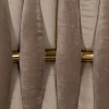 Silla con reposabrazos de diseño art decó tapizado color taupe trenzado patas de metal dorado 5