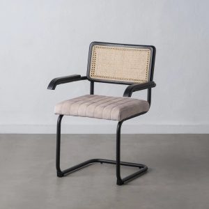 Silla con reposabrazos de diseño vintage tapizado beige con ratán patas de metal color negro