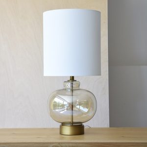 Lámpara de sobremesa de diseño moderno vidrio ámbar metal oro envejecido pantalla cilíndrica lino blanco4