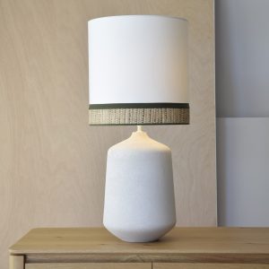Lámpara de sobremesa diseño clásico cerámica textura natural blanco roto pantalla algodón blanco y verde oscuro con rafia2