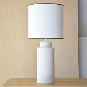 Lámpara de sobremesa diseño clásico cerámica textura rugosa blanco roto pantalla algodón blanco y verde oscuro5