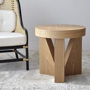 Mesa auxiliar redonda diseño moderno base piezas triangulares chapa de madera fresno acabado natural