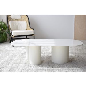 Mesa de centro diseño moderno semi oval cerámico acabado mármol blanco y gris chapa de mader freno natural teñido blanco mate