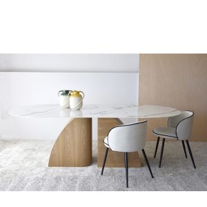 Mesa de comedor diseño moderno ovalada fresno acabado natural piedra sinterizada acabado mármol blanco, gris y ocre