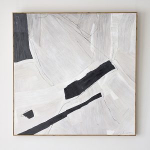 Pintura abstracta sobre lienzo tonos blanco gris y negro con marco color madera