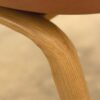Sillón de diseño nórdico NANTE polipiel rosa con patas acero imitación madera