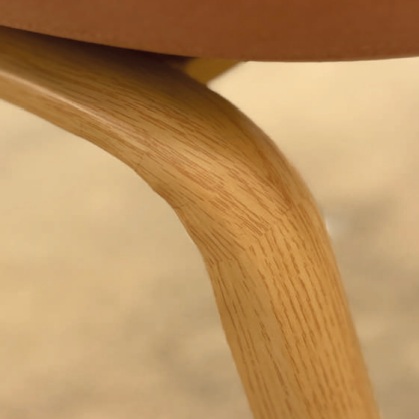 Sillón de diseño nórdico NANTE polipiel rosa con patas acero imitación madera