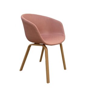 Sillón de diseño nórdico patas forma U imitación madera y asiento polipiel rosa