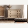 Cómoda de diseño clásico provenzal PISEK 110 madera de mango blanco roto decapado con 3 cajones y tallas florales 6
