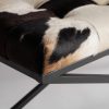 Pie de cama de diseño vintage TRIM 105 cuero blanco y negro con patas cruzadas en hierro color negro 3
