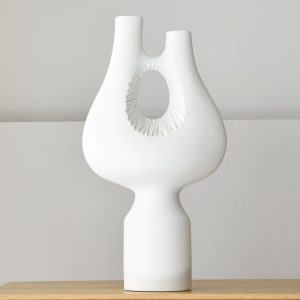 Escultura de diseño COLECCIÓN VACÍO P1 32x57 en cerámica con textura acabado blanco roto