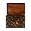 Baúl diseño oriental madera antigua negro con desgastes y dibujos florales