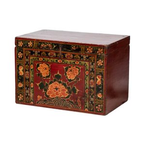 Baúl diseño oriental madera antigua rojo con desgastes y motivos florales