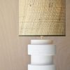 Lámpara de sobremesa de diseño moderno VEGA 80 cerámica textura rugosa y pantalla de rafia natural 2