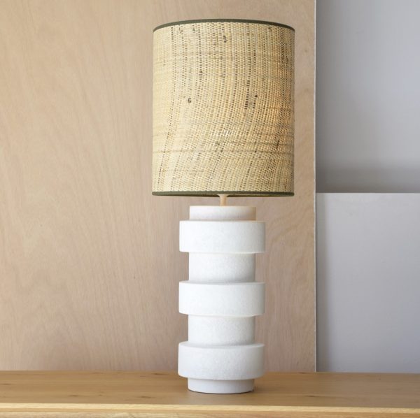 Lámpara de sobremesa de diseño moderno VEGA 80 cerámica textura rugosa y pantalla de rafia natural