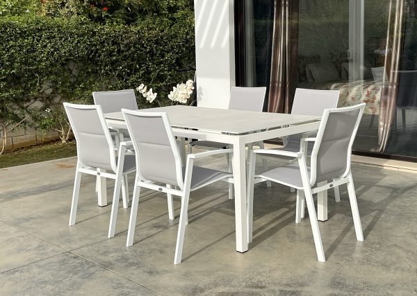 Mesa de comedor para exterior aluminio blanco y cristal cerámico en tonos grisáceos