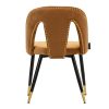 Silla de diseño vintage STOWE terciopelo mostaza con tachuelas y patas de metal color negro y dorado 3