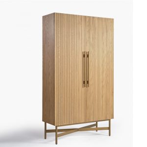 REINA Armario diseño moderno madera de roble natural puertas alistonadas y patas metal dorado