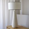 34C23473 Lámpara de sobremesa diseño vintage CLAUDIA 90 base cerámica blanco relieves y pantalla con ribete
