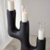 34JE23489 Escultura candelabro diseño moderno 101 aluminio color negro con soporte para 3 velas