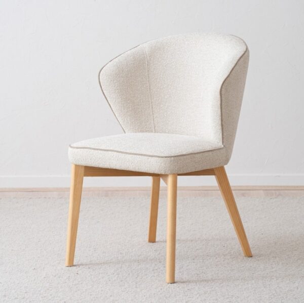 34DF2413C Silla de diseño moderno tapizado marfil y patas madera de roble