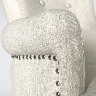 GISELA Sillón butaca diseño clásico lino beige con tachuelas y patas de roble