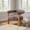 615252 Sillón butaca con reposabrazos madera formas redondeadas con tapizado gris rosa