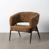 615391 Sillón con reposabrazos de diseño moderno tapizado marrón y metal negro