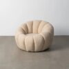 615439 Sillón de diseño moderno tapizado beige con costuras forma flor