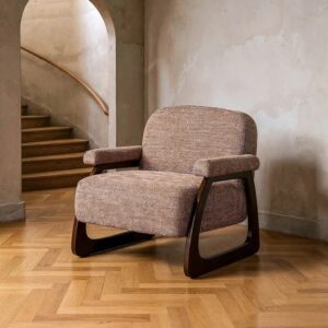 615441 Sillón butaca con reposabrazos diseño moderno tapizado tonos marrón y patas de madera