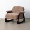 615441 Sillón butaca con reposabrazos diseño moderno tapizado tonos marrón y patas de madera
