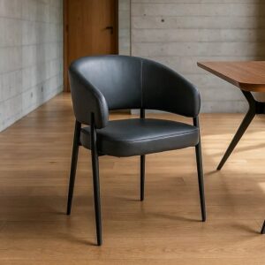 615214 Silla con reposabrazos diseño moderno industrial tapizado símil piel gris y patas hierro negro