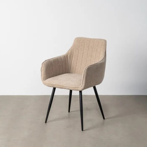 615477 Silla con reposabrazos de diseño moderno tapizado beige con costuras y patas metal negro