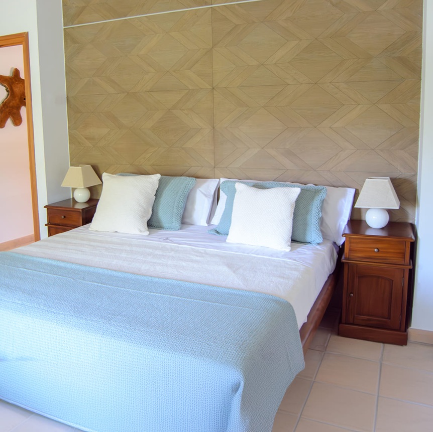 14220 Mesita de noche diseño colonial 40 madera de caoba y tiradores de bronce