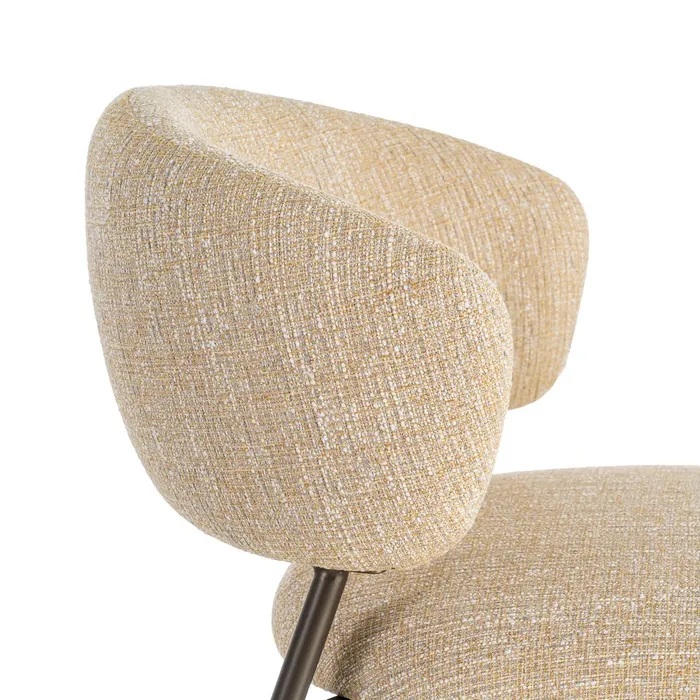 615783 Silla de diseño moderno estructura de acero y tapizado mostaza jaspeado