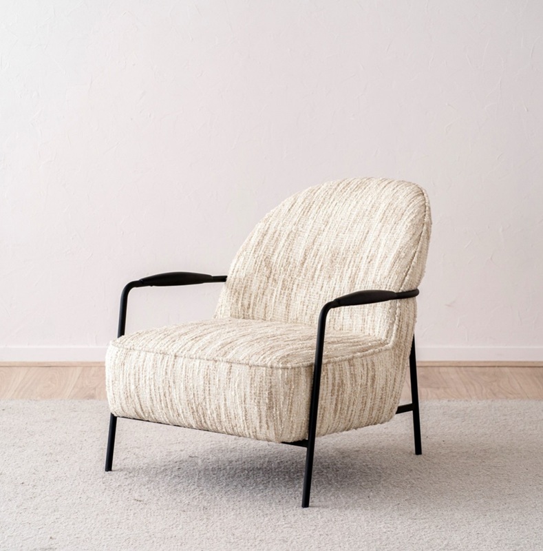 34JB25156 Butaca de diseño estampado beige y metal negro