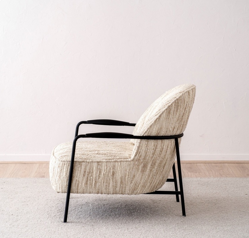 34JB25156 Butaca de diseño estampado beige y metal negro - Imagen 2