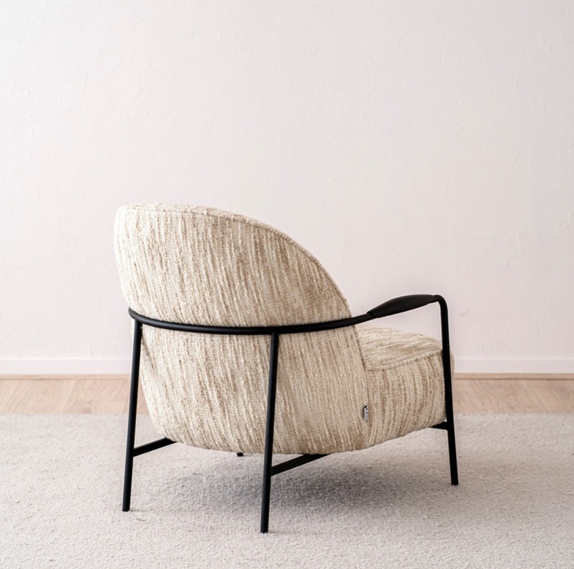 34JB25156 Butaca de diseño estampado beige y metal negro - Imagen 3